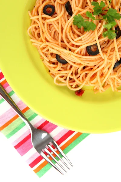 Italienska spaghetti i plattan på träbord närbild — Stockfoto