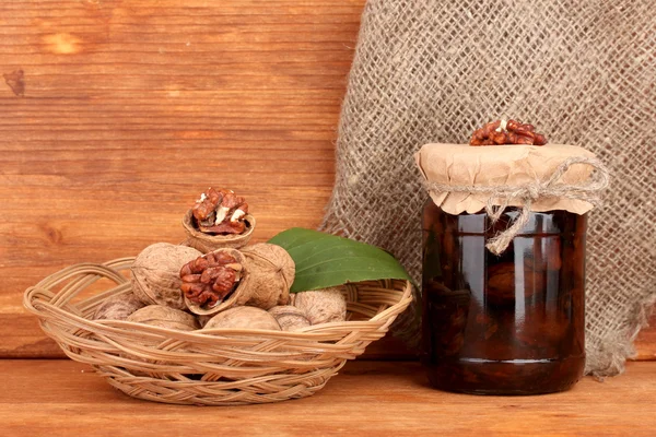 ceviz ve sepetle üzerine kahverengi zemin ceviz reçeli-kavanoz