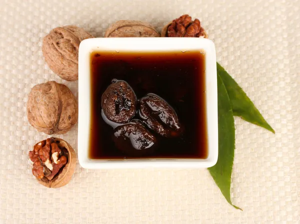 La confitura las nueces en la escudilla a la servilleta — Foto de Stock