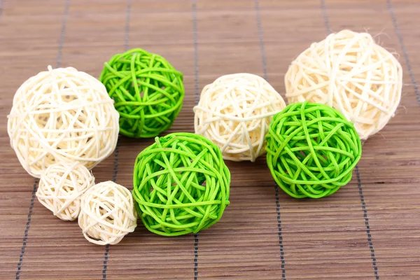 Rieten bamboe ballen op bamboe mat — Stockfoto