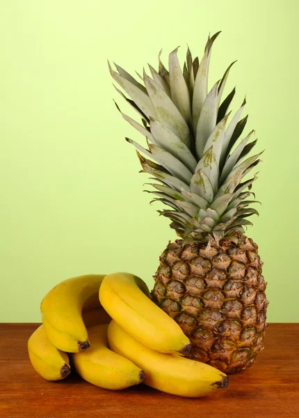 Frutta sul tavolo su fondo verde — Foto Stock