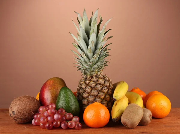 Stilleben av frukt på ett bord på brun bakgrund — Stockfoto