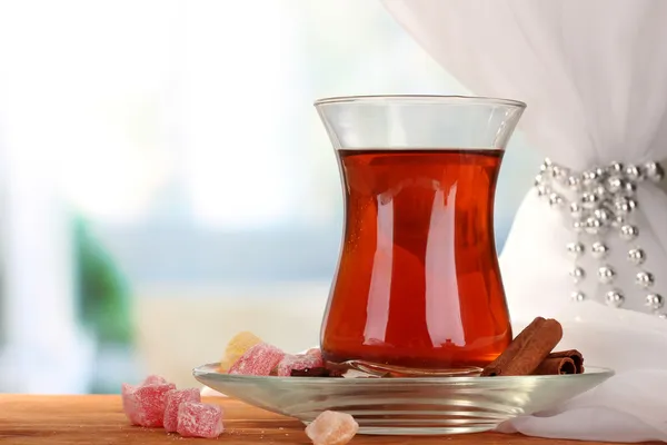 Verre de thé turc et rahat lokum, sur table en bois — Photo