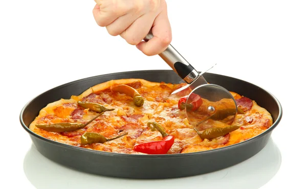 Tagliando gustosa pizza al salame in padella isolata su bianco — Foto Stock