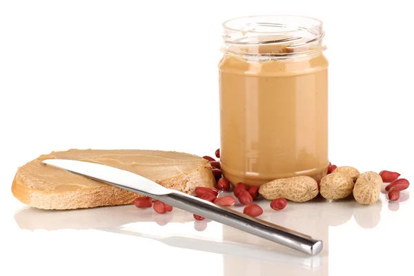 Deliciosa manteiga de amendoim em frasco com sanduíche isolado em branco — Fotografia de Stock