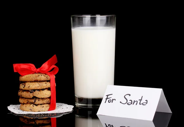 Склянка молока і печива ізольовані на чорному — стокове фото