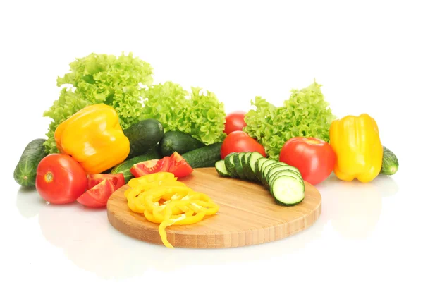 Verduras frescas en la tabla de cortar aisladas en blanco — Foto de Stock