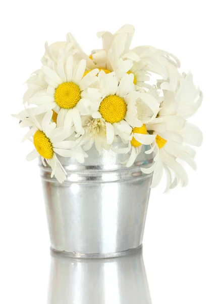 Schöner Strauß von Gänseblümchen-Wildblumen in blauem Metalleimer, auf Holztisch — Stockfoto