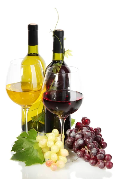 Botellas y copas de vino y uvas maduras aisladas sobre blanco — Foto de Stock