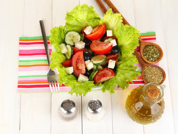 Gustosa insalata greca con spezie su sfondo bianco in legno — Foto Stock