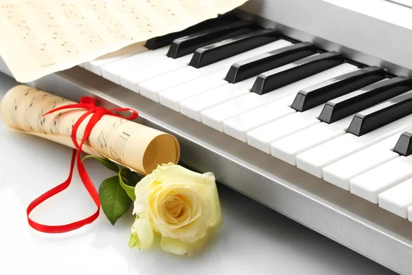Tło syntezator klawiatury z kwiatem — Zdjęcie stockowe