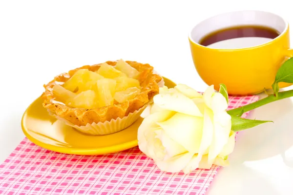 Pastel dulce con taza de té aislado en blanco —  Fotos de Stock