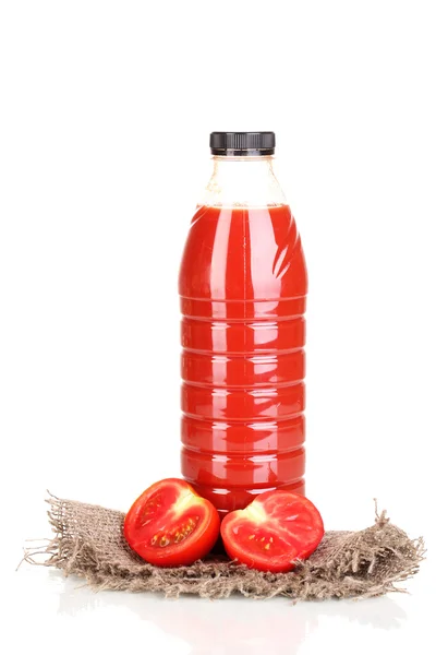 Sumo de tomate em garrafa sobre pano de saco isolado em branco — Fotografia de Stock