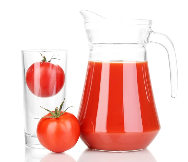 Jus de tomate en pichet isolé sur blanc — Photo