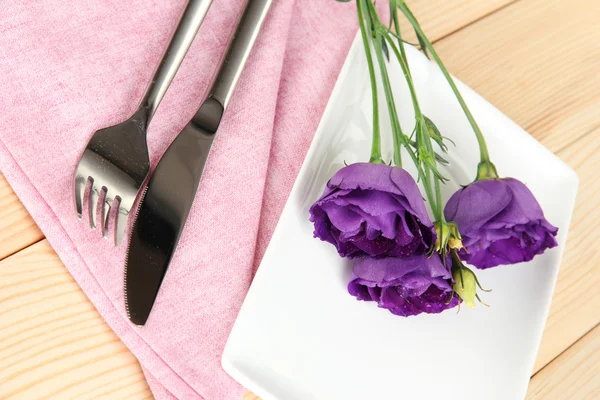 Louça de mesa com flor em guardanapo brilhante close-up — Fotografia de Stock