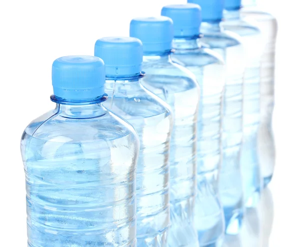 Пластиковые бутылки воды, изолированные на белом — стоковое фото