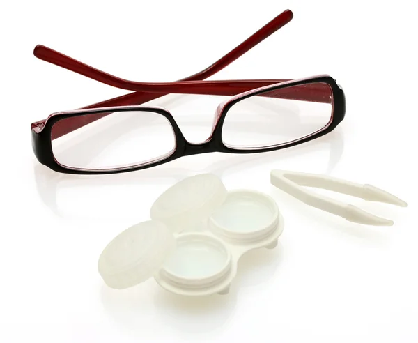 Очки, контактные линзы в контейнерах и пинцете, изолированные на белом — стоковое фото