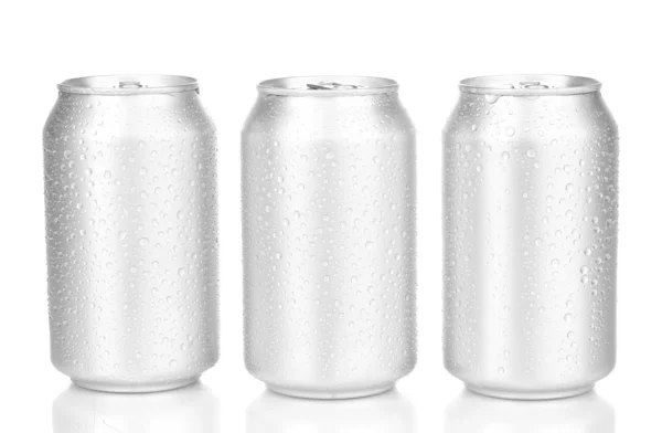 Latas de aluminio con gotas de agua aisladas en blanco —  Fotos de Stock