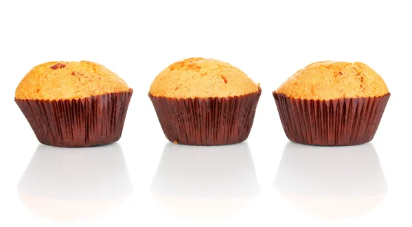 Frische Muffins isoliert auf weiß — Stockfoto