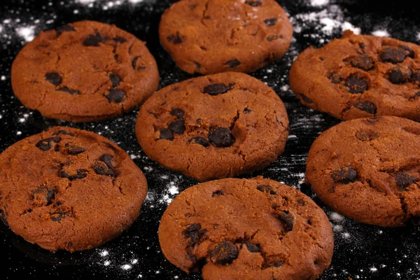 Шоколадные печенья изолированы на черный — стоковое фото
