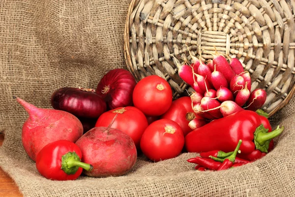 Legumes vermelhos frescos no fundo saco — Fotografia de Stock