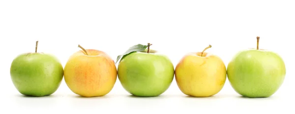 Сладкие яблоки, изолированные на белом — стоковое фото