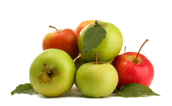 Manzanas dulces con hojas, aisladas sobre blanco — Foto de Stock