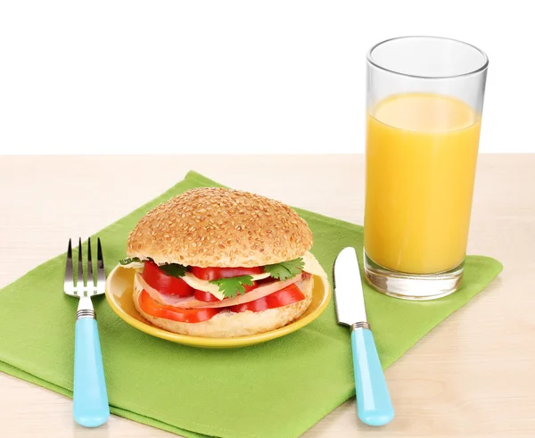 Sanduíche apetitoso na placa de cor na mesa de madeira no fundo branco — Fotografia de Stock