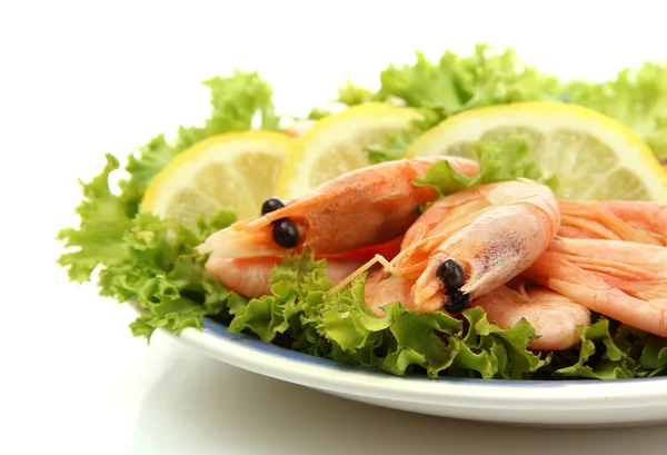 Camarones hervidos con hojas de limón y lechuga en plato, aislados en blanco — Foto de Stock