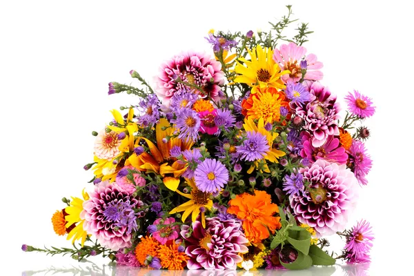 Schöner Strauß heller Blumen isoliert auf weißem Grund — Stockfoto