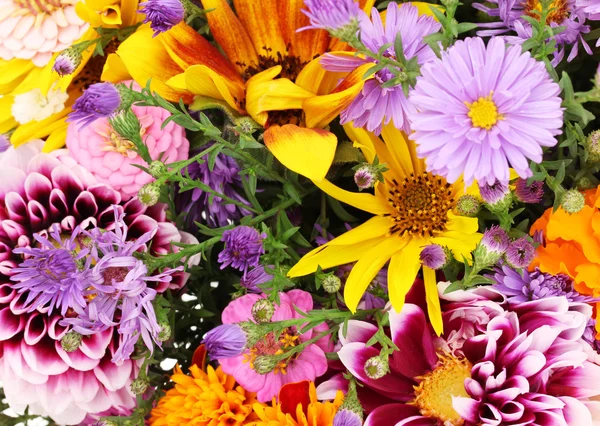 Schöner Strauß heller Blumen aus nächster Nähe — Stockfoto