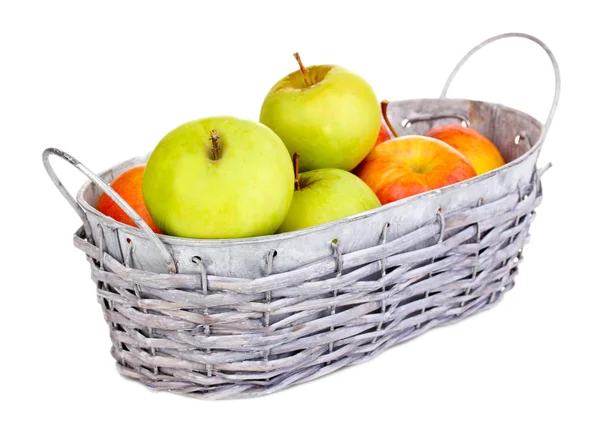 Manzanas maduras en cesta aisladas en blanco — Foto de Stock