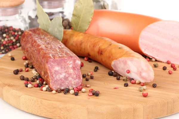 Leckere Wurst auf Schneidebrett in Nahaufnahme — Stockfoto