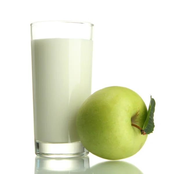 Vaso de kéfir y manzana verde, aislado sobre blanco — Foto de Stock