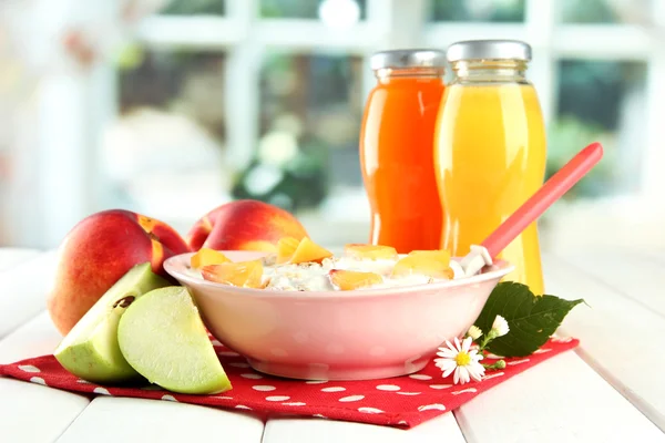 Lekker op dieet zijn eten en flessen van SAP, op houten tafel — Stockfoto