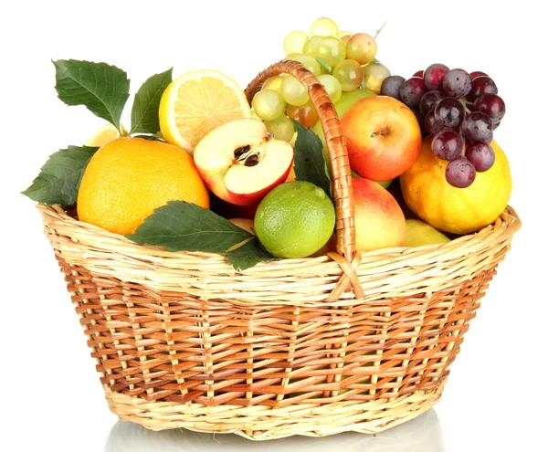 Surtido de frutas exóticas en cesta, aisladas en blanco — Foto de Stock