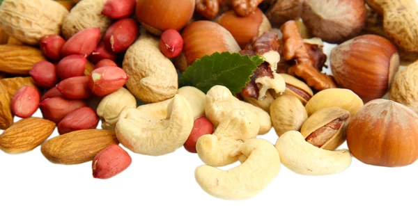 Assortiment van smakelijke noten met bladeren, geïsoleerd op wit — Stockfoto