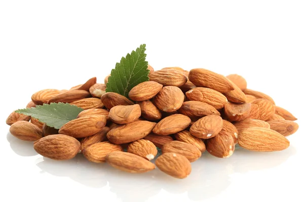 Smakelijke amandelen noten met bladeren, geïsoleerd op wit — Stockfoto