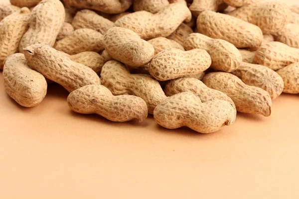 Вкусный арахис, на бежевом фоне — стоковое фото