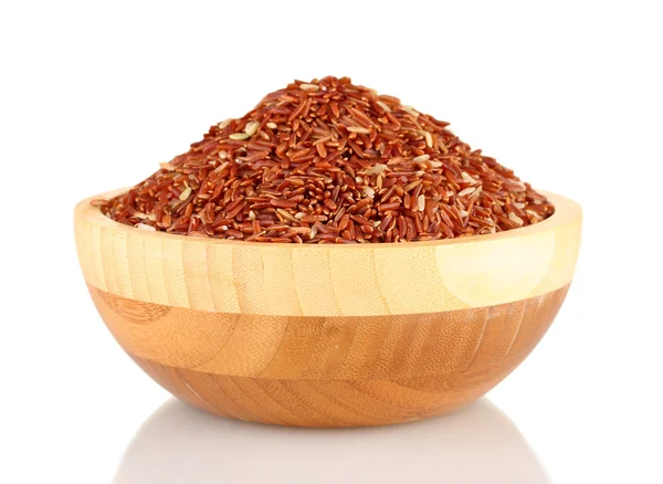 Červená rýže v hnědé dřevěné plat, izolované na bílém — Stock fotografie