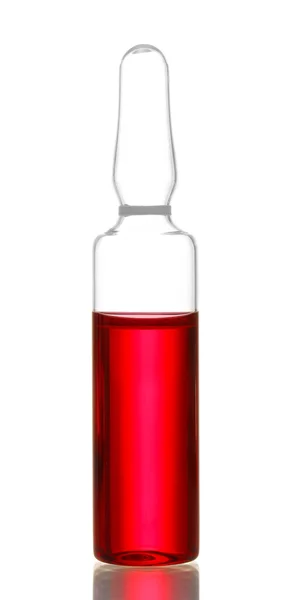Medicinsk ampull med röd vätska, isolerad på vit — Stockfoto
