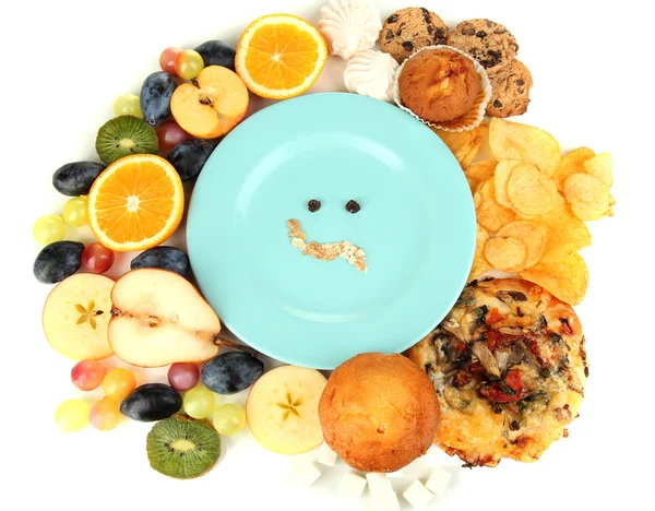 Piatto blu circondato da cibo utile e dannoso isolato su bianco — Foto Stock
