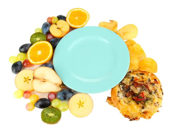Placa azul rodeada de alimentos útiles y dañinos aislados en blanco — Foto de Stock