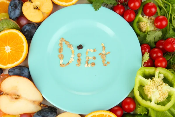 Blauer Teller umgeben von gesunder Ernährung aus nächster Nähe — Stockfoto