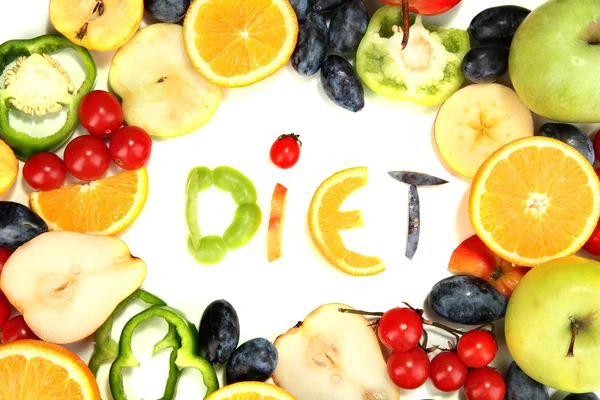 Le mot Diète bordée de morceaux de fruits et légumes isolés sur blanc — Photo