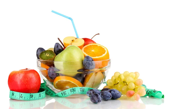 Glazen kom met fruit voor voeding en meetlint geïsoleerd op wit — Stockfoto