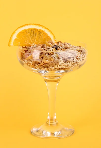 Poumons muesli dans un vase pour desserts sur fond jaune — Photo