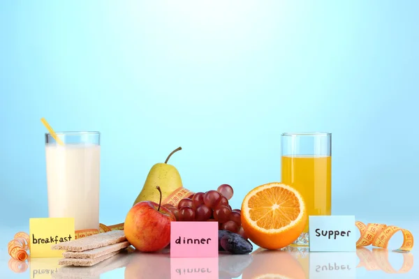Kahvaltı için diyet gıdaları, akşam yemeği ve akşam yemeği mavi arka planda — Stok fotoğraf