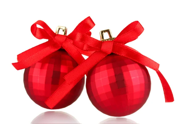 Bolas de Natal vermelhas bonitas isoladas no branco — Fotografia de Stock