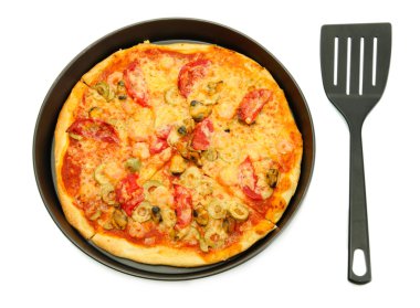 lezzetli deniz ürünleri üzerine beyaz izole tavada pizza